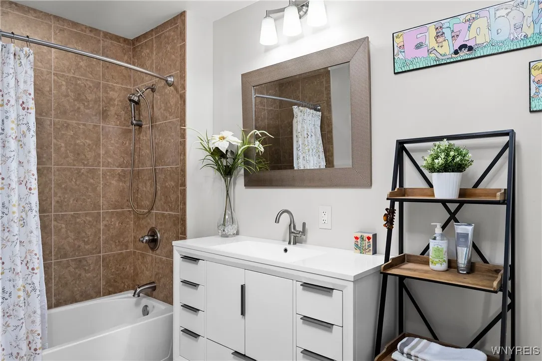 132 Lakefront Boulevard 302, Buffalo, New York 142, Buffalo, New York 14202, 2 Bedrooms Bedrooms, 5 Rooms Rooms,2 BathroomsBathrooms,Residential,Closed,132 Lakefront Boulevard 302, Buffalo, New York 142,0,B1567851