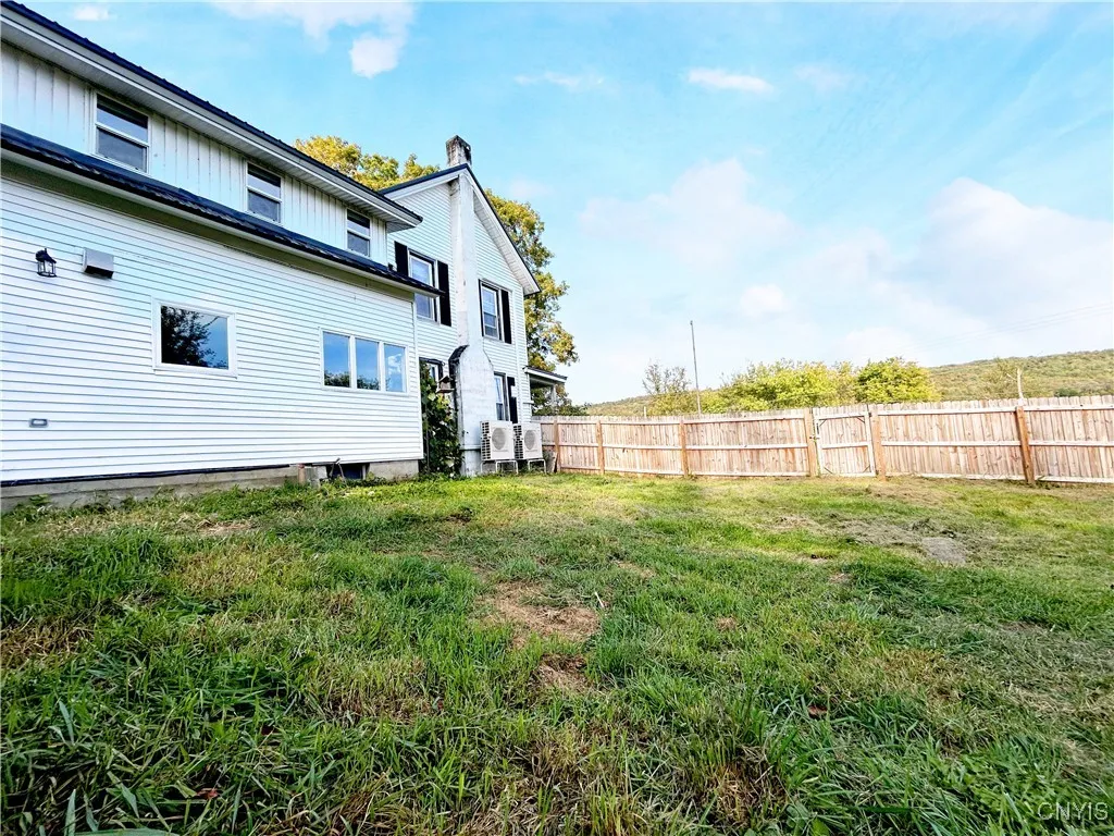 Fully Fenced side Yard