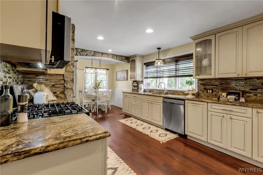 Kitchen
(left wing)