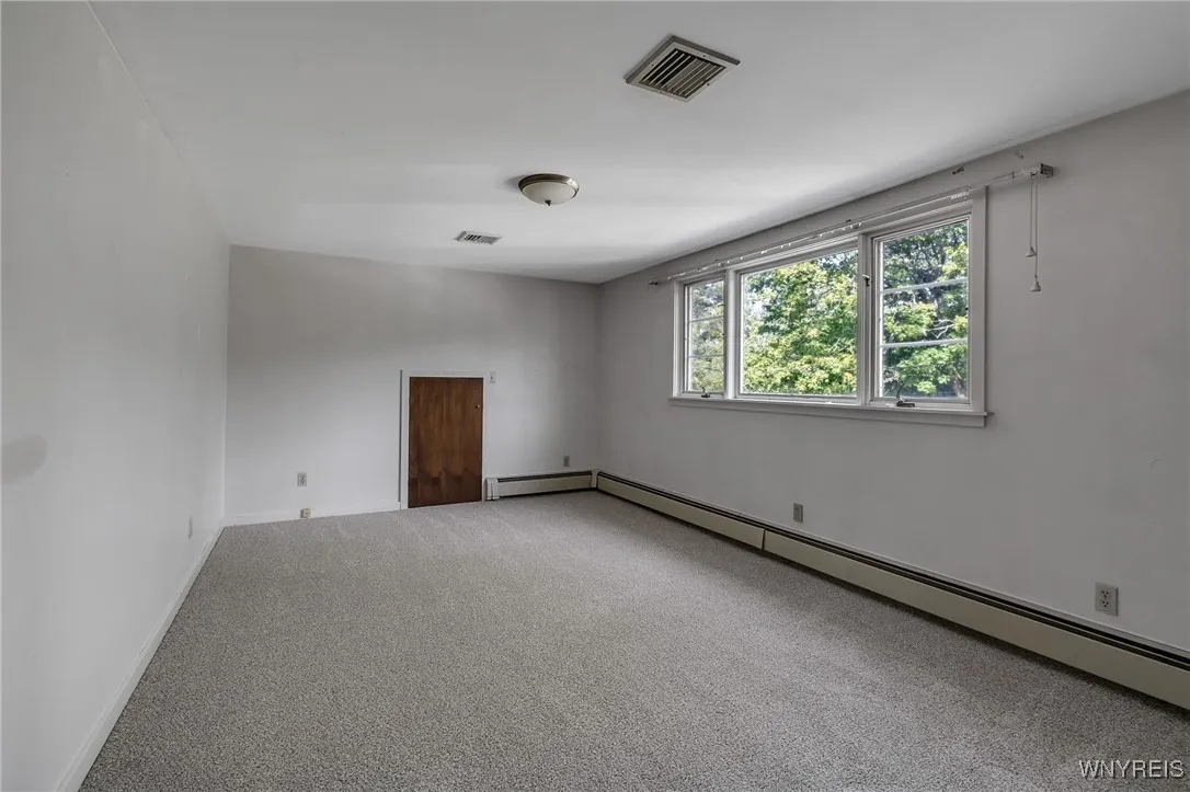 Bedroom 8
(second floor)
