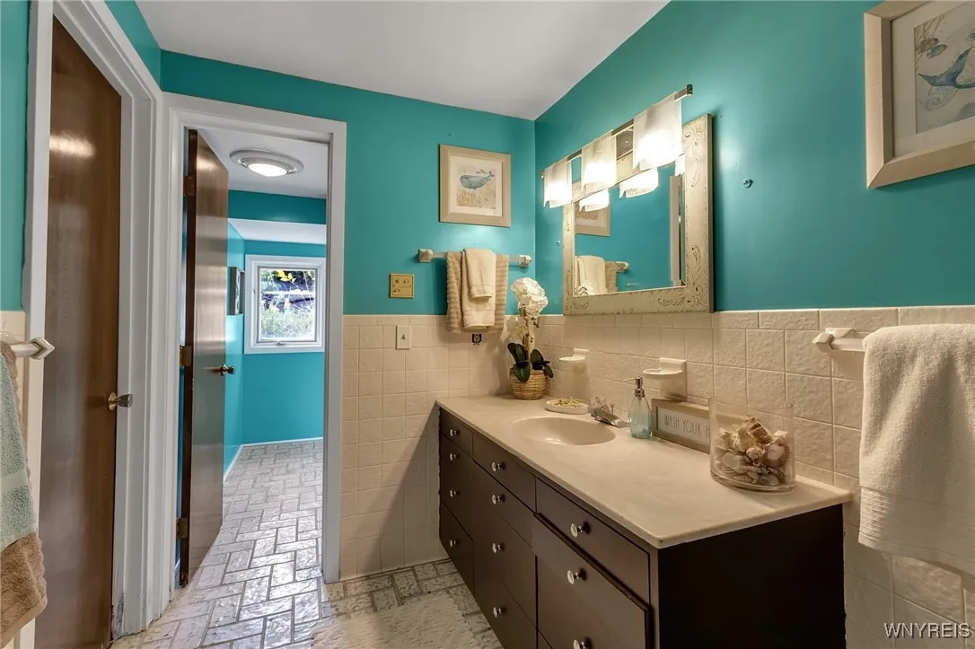 Full bath 4 w shower (right wing)