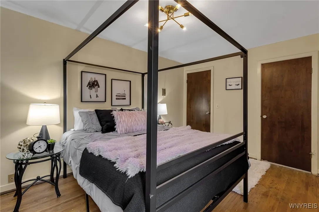 Bedroom 1 (left wing)