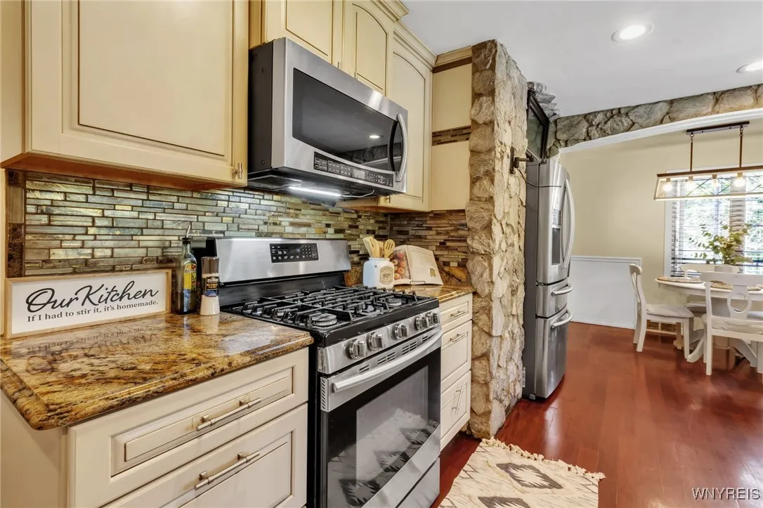 Kitchen
(left wing)