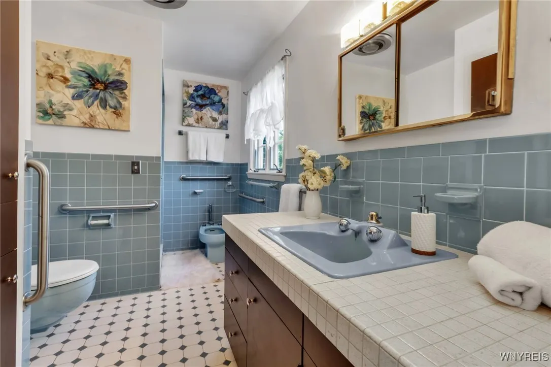 Master bath (full bath 3-left wing)