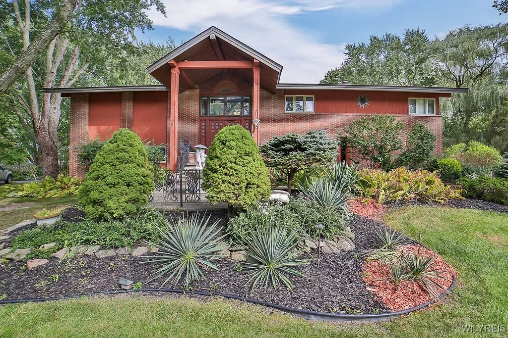 9244 Valley Stream Road, Clarence, New York 14031, Clarence, New York 14031, 4 Bedrooms Bedrooms, 9 Rooms Rooms,3 BathroomsBathrooms,Residential,Closed,9244 Valley Stream Road, Clarence, New York 14031,0,B1569201