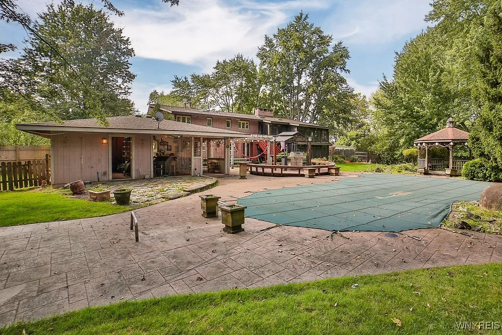 9244 Valley Stream Road, Clarence, New York 14031, Clarence, New York 14031, 4 Bedrooms Bedrooms, 9 Rooms Rooms,3 BathroomsBathrooms,Residential,Closed,9244 Valley Stream Road, Clarence, New York 14031,0,B1569201