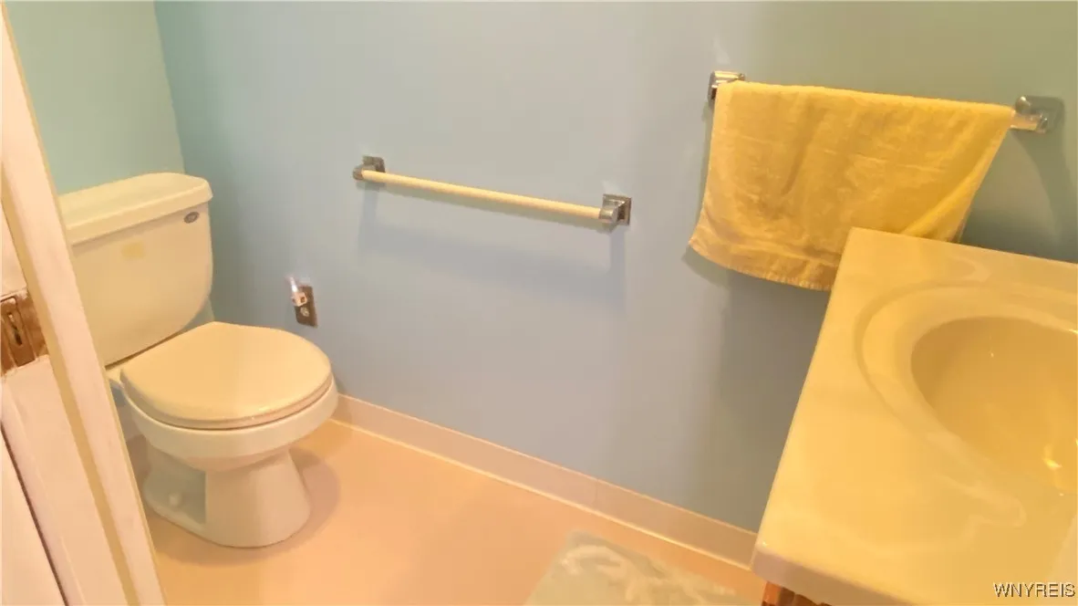 MASTER HALF BATH