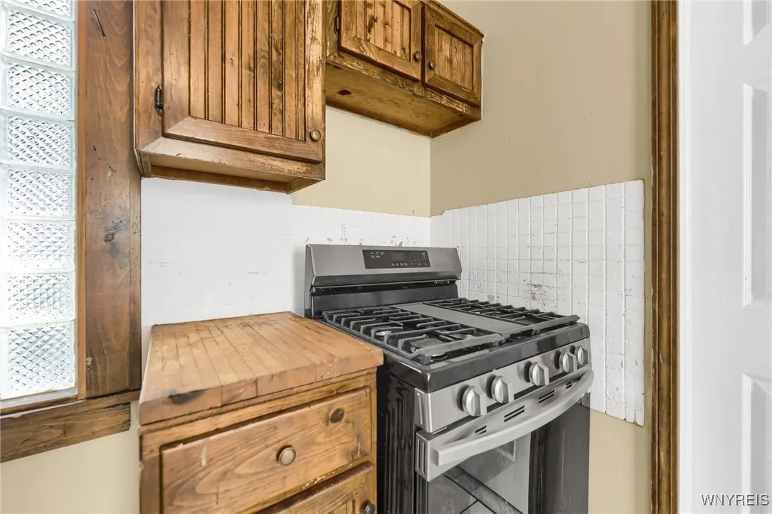 121 Auburn Avenue, Buffalo, New York 14213, Buffalo, New York 14213, 3 Bedrooms Bedrooms, 7 Rooms Rooms,2 BathroomsBathrooms,Residential,Closed,121 Auburn Avenue, Buffalo, New York 14213,0,B1569891