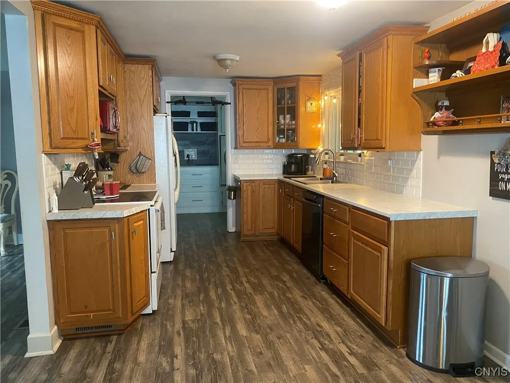 1 Willow Drive, Whitestown, New York 13492, Whitestown, New York 13492, 4 Bedrooms Bedrooms, 11 Rooms Rooms,2 BathroomsBathrooms,Residential,For Sale,1 Willow Drive, Whitestown, New York 13492,0,S1569370