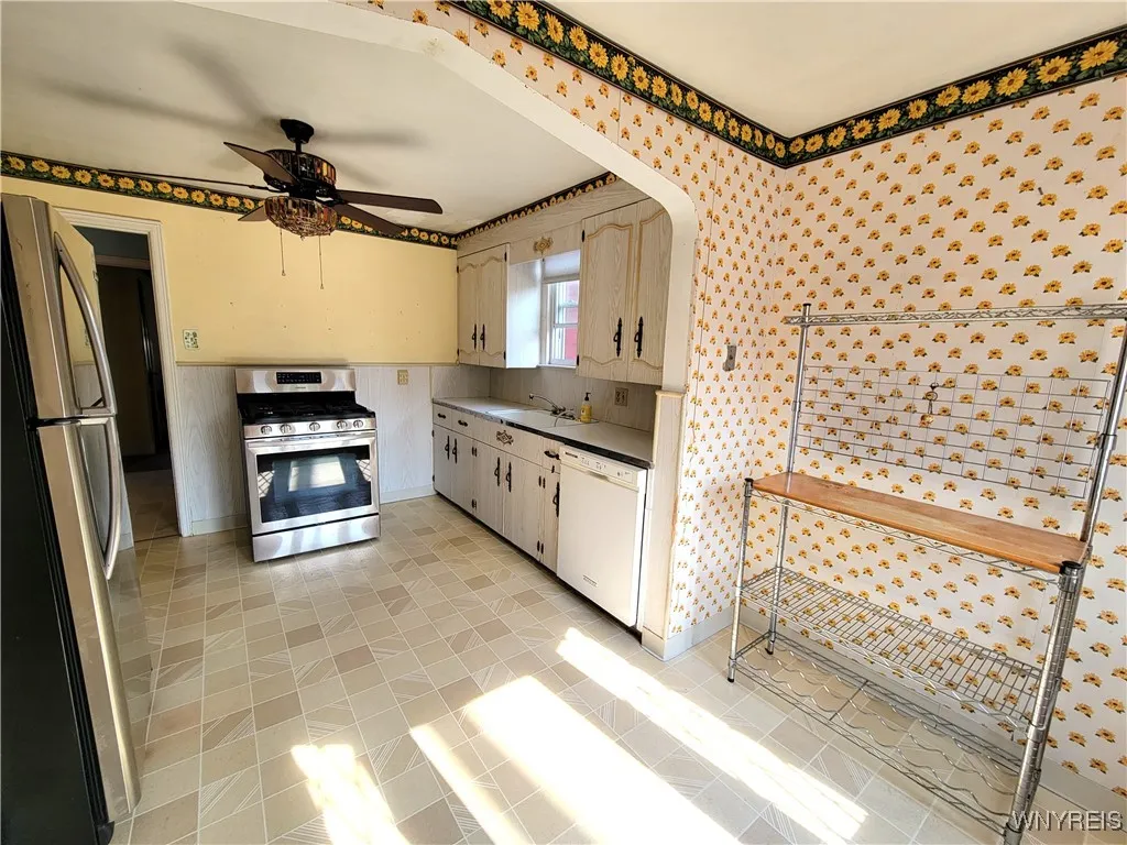 156 Esser Avenue, Buffalo, New York 14207, Buffalo, New York 14207, 4 Bedrooms Bedrooms, 6 Rooms Rooms,1 BathroomBathrooms,Residential,Closed,156 Esser Avenue, Buffalo, New York 14207,0,B1569954