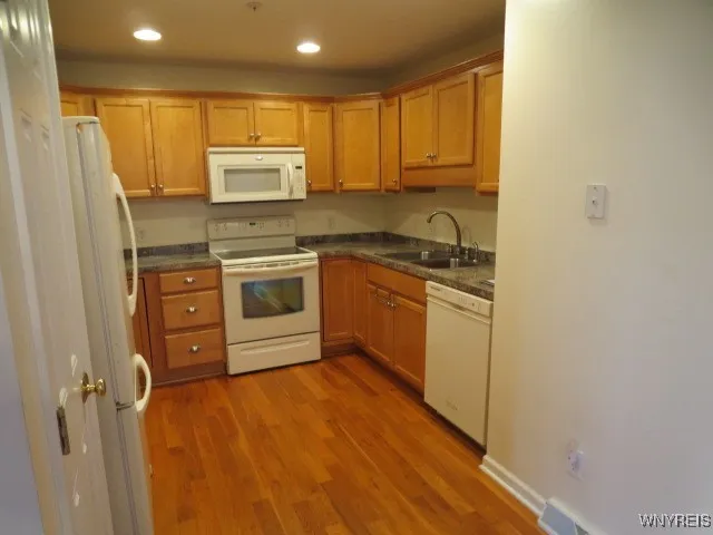 Maple cabinets, like NEW!