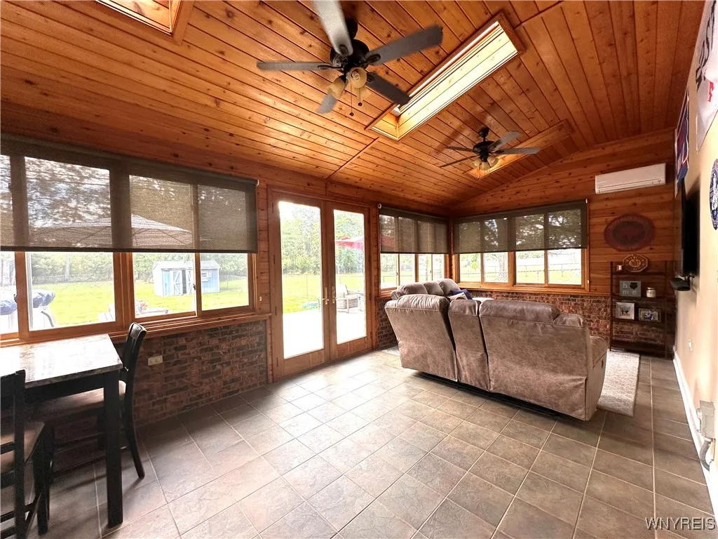 Enclosed "Bills" room