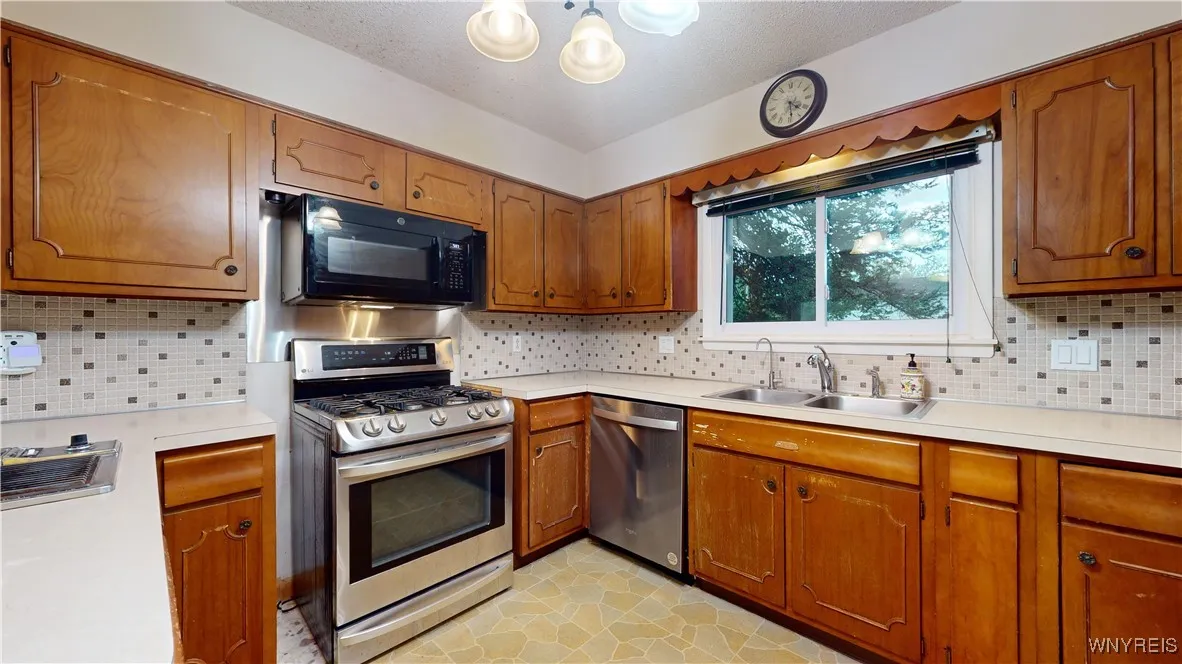 5618 East River Road, Grand Island, New York 14072, Grand Island, New York 14072, 5 Bedrooms Bedrooms, 9 Rooms Rooms,2 BathroomsBathrooms,Residential,Closed,5618 East River Road, Grand Island, New York 14072,0,B1570907