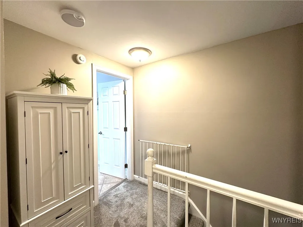 Hallway to bedrooms & full bath