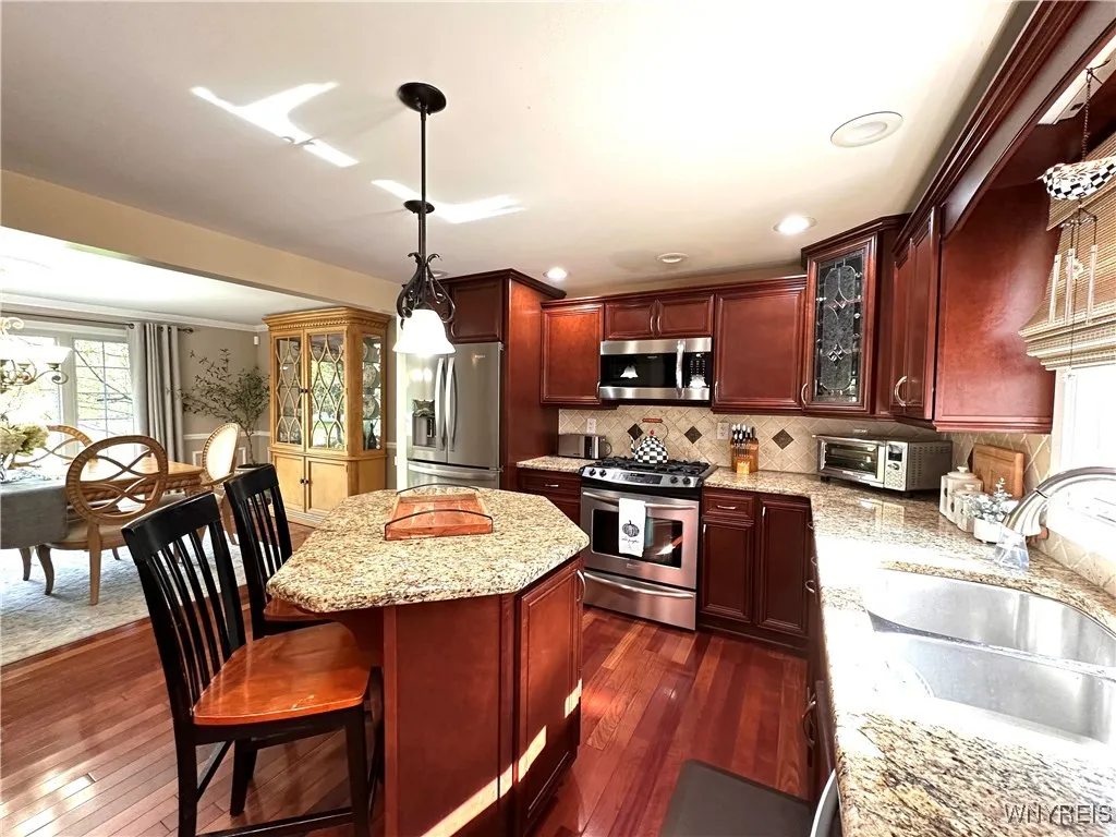 Granite & State of the Art Appliances