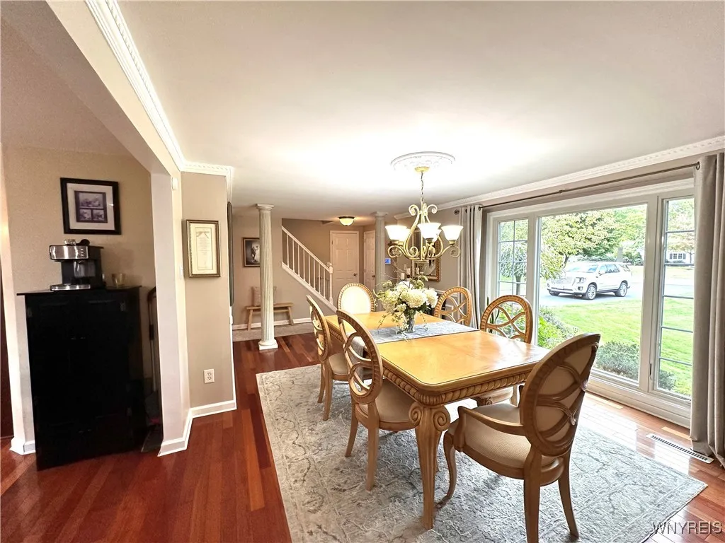 Dining room/living room w/crown molding