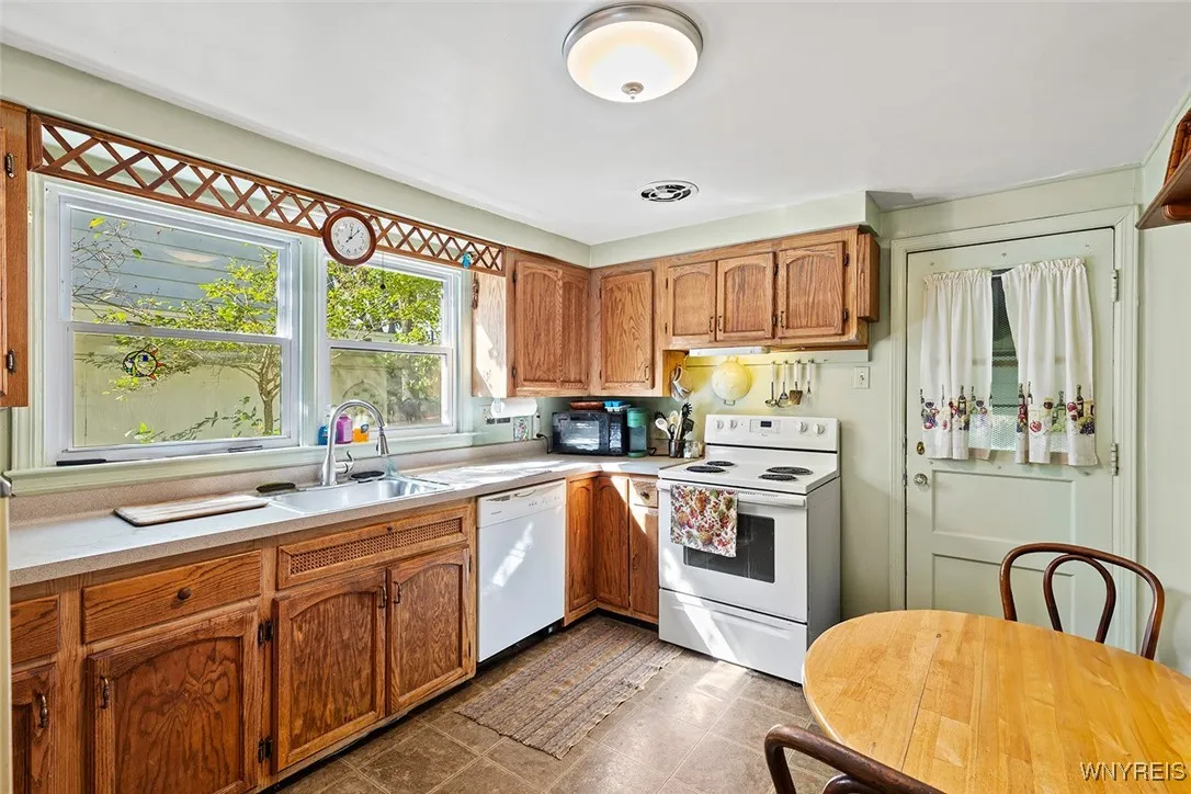 356 Hendricks Boulevard, Amherst, New York 14226, Amherst, New York 14226, 3 Bedrooms Bedrooms, 6 Rooms Rooms,1 BathroomBathrooms,Residential,Closed,356 Hendricks Boulevard, Amherst, New York 14226,0,B1571955