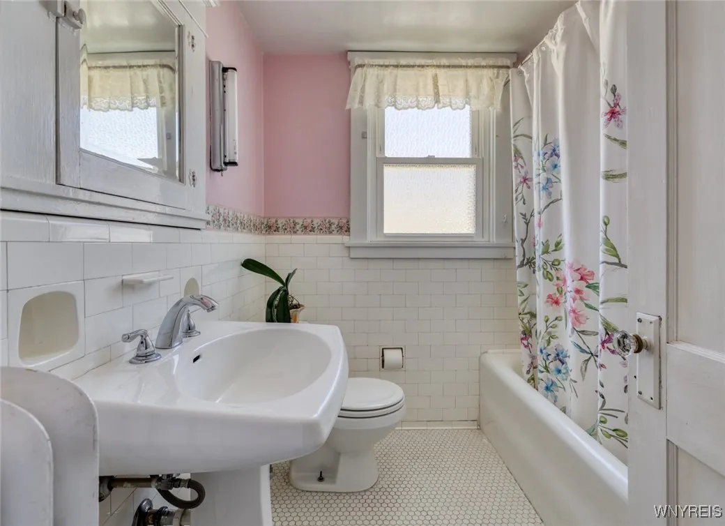 136 Tuscarora Road, Buffalo, New York 14220, Buffalo, New York 14220, 3 Bedrooms Bedrooms, 7 Rooms Rooms,1 BathroomBathrooms,Residential,Closed,136 Tuscarora Road, Buffalo, New York 14220,0,B1571672