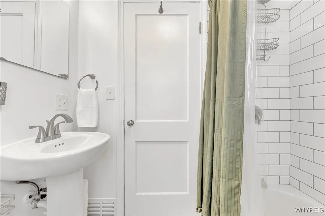 704 Niagara Falls Boulevard, Tonawanda-town, New Y, Tonawanda, New York 14223, 3 Bedrooms Bedrooms, 5 Rooms Rooms,1 BathroomBathrooms,Residential,Closed,704 Niagara Falls Boulevard, Tonawanda-town, New Y,0,B1572320