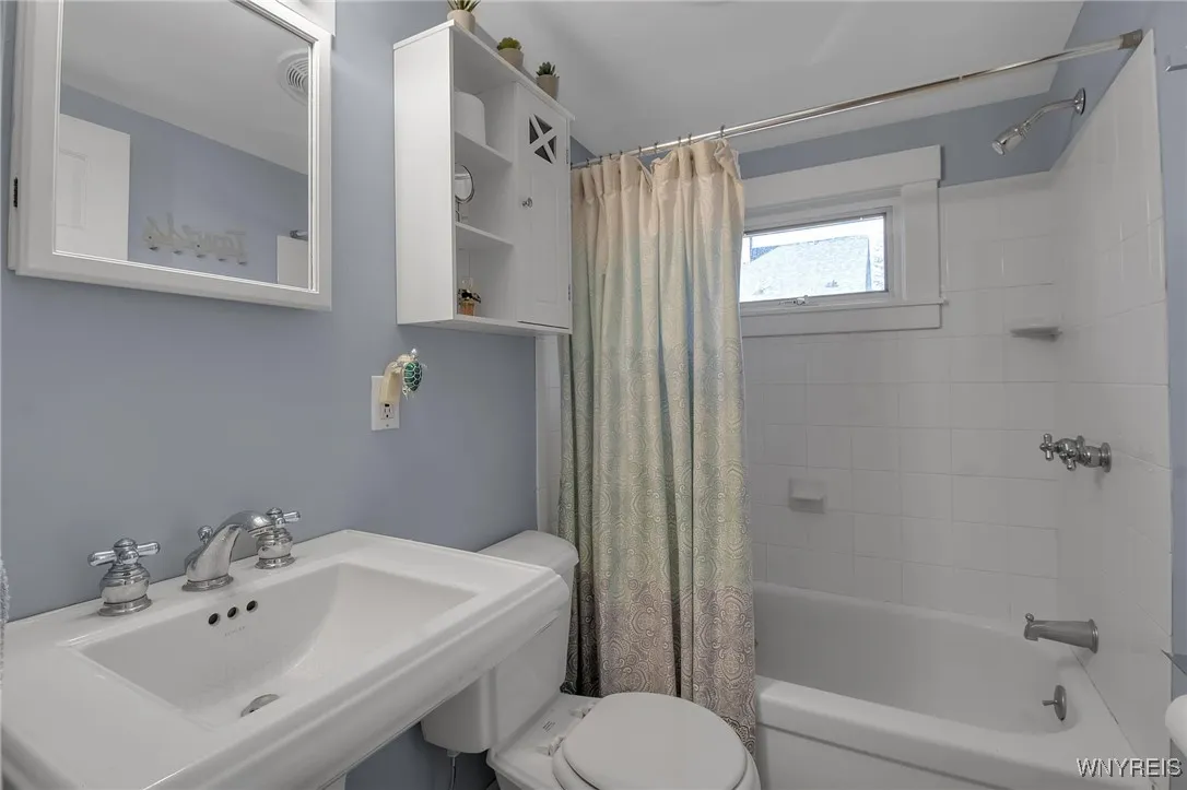 410 North Street, Aurora, New York 14052, Aurora, New York 14052, 4 Bedrooms Bedrooms, 7 Rooms Rooms,2 BathroomsBathrooms,Residential Lease,Closed,410 North Street, Aurora, New York 14052,0,B1573236