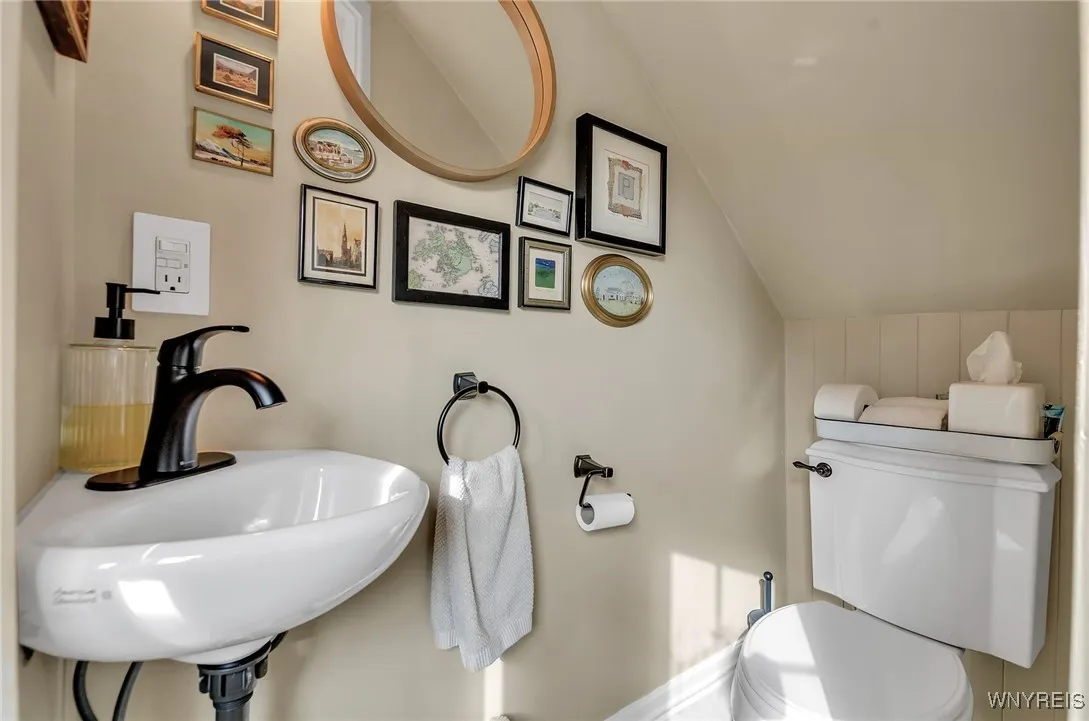 48 Colonial Circle, Buffalo, New York 14213, Buffalo, New York 14213, 3 Bedrooms Bedrooms, 12 Rooms Rooms,3 BathroomsBathrooms,Residential,Closed,48 Colonial Circle, Buffalo, New York 14213,0,B1572873