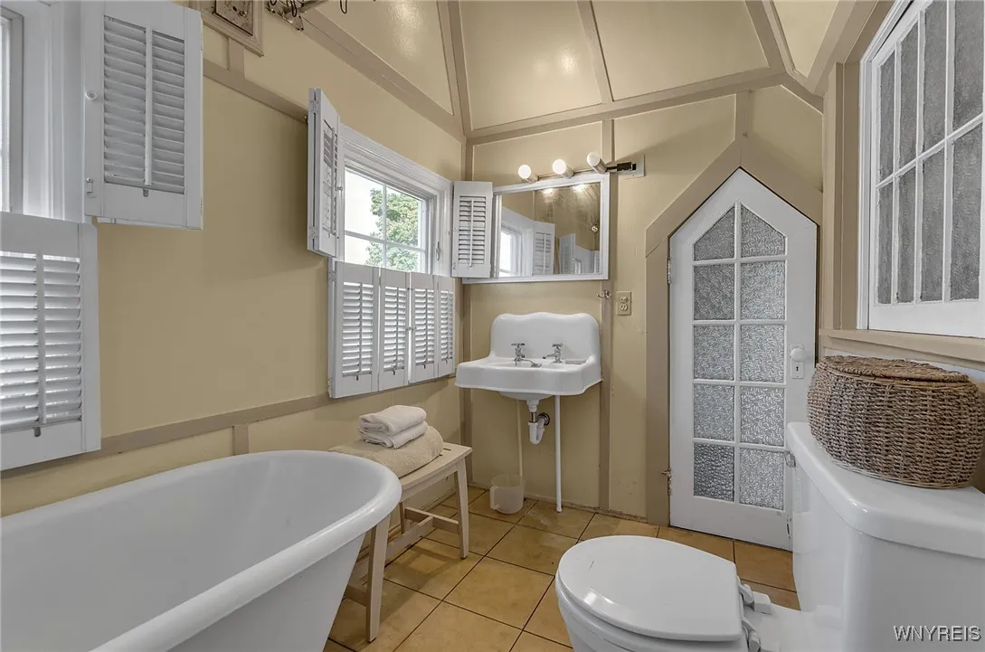 48 Colonial Circle, Buffalo, New York 14213, Buffalo, New York 14213, 3 Bedrooms Bedrooms, 12 Rooms Rooms,3 BathroomsBathrooms,Residential,Closed,48 Colonial Circle, Buffalo, New York 14213,0,B1572873