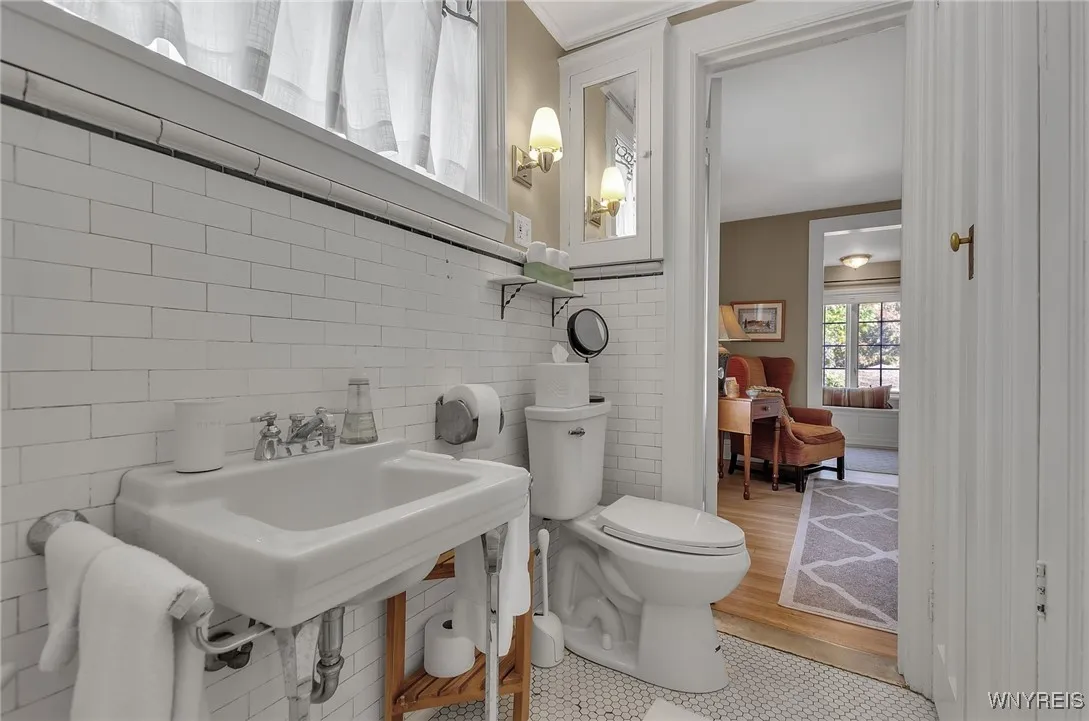 48 Colonial Circle, Buffalo, New York 14213, Buffalo, New York 14213, 3 Bedrooms Bedrooms, 12 Rooms Rooms,3 BathroomsBathrooms,Residential,Closed,48 Colonial Circle, Buffalo, New York 14213,0,B1572873