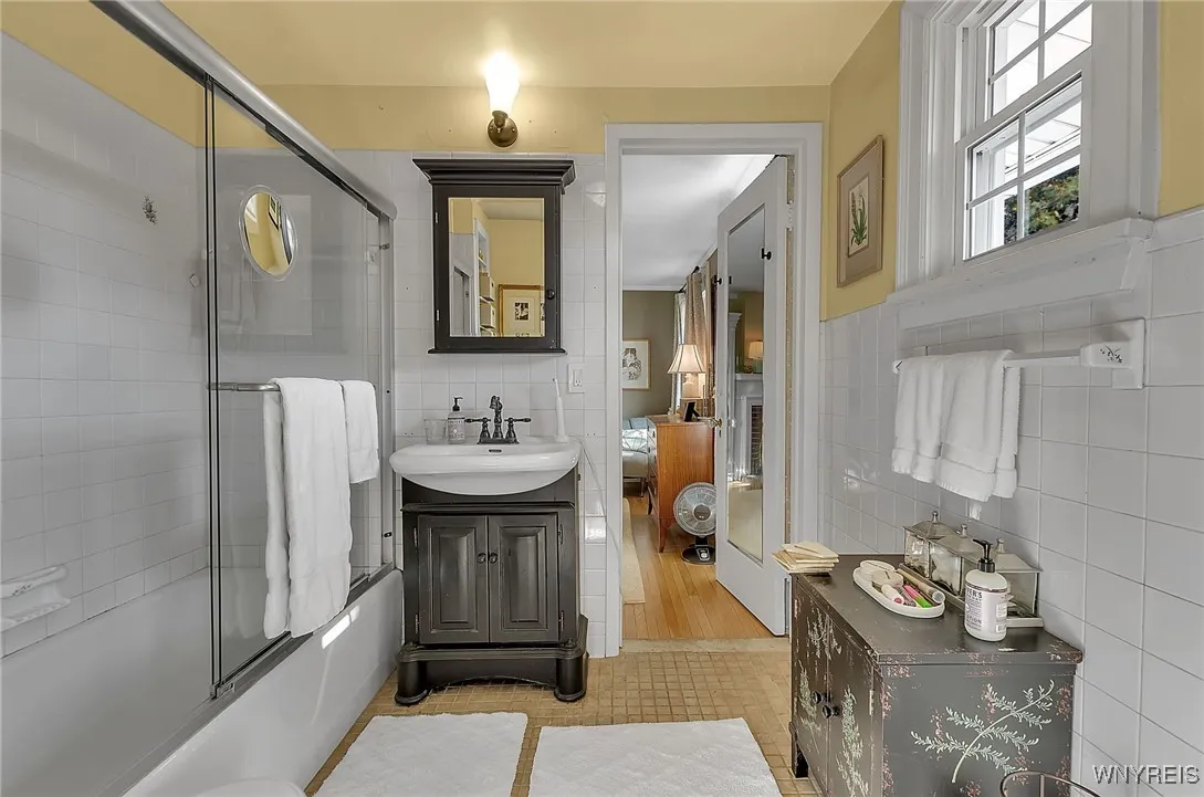 48 Colonial Circle, Buffalo, New York 14213, Buffalo, New York 14213, 3 Bedrooms Bedrooms, 12 Rooms Rooms,3 BathroomsBathrooms,Residential,Closed,48 Colonial Circle, Buffalo, New York 14213,0,B1572873