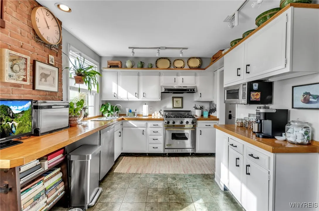 48 Colonial Circle, Buffalo, New York 14213, Buffalo, New York 14213, 3 Bedrooms Bedrooms, 12 Rooms Rooms,3 BathroomsBathrooms,Residential,Closed,48 Colonial Circle, Buffalo, New York 14213,0,B1572873