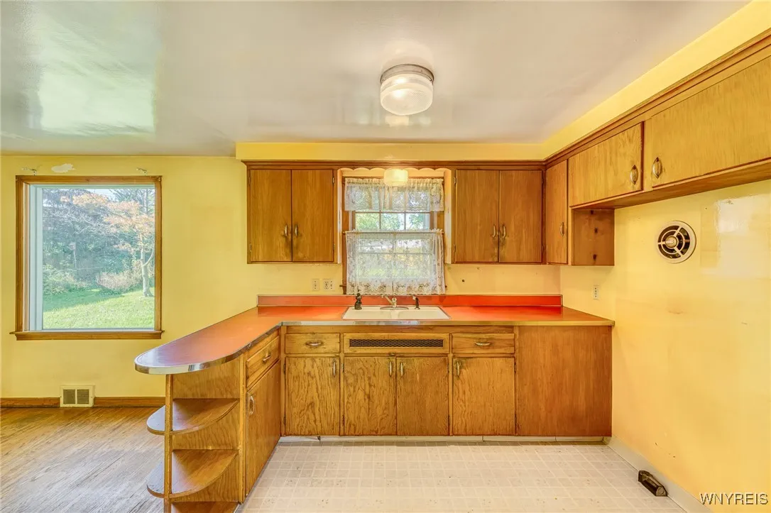 359 Wrexham Ct North, Tonawanda-town, New York 141, Tonawanda, New York 14150, 5 Bedrooms Bedrooms, 7 Rooms Rooms,2 BathroomsBathrooms,Residential,Closed,359 Wrexham Ct North, Tonawanda-town, New York 141,0,B1572649