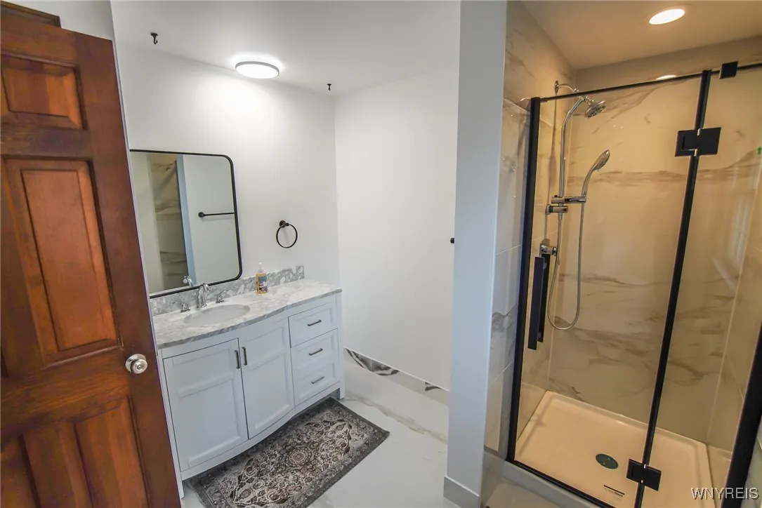 Full bath primary bedroom (NEW)