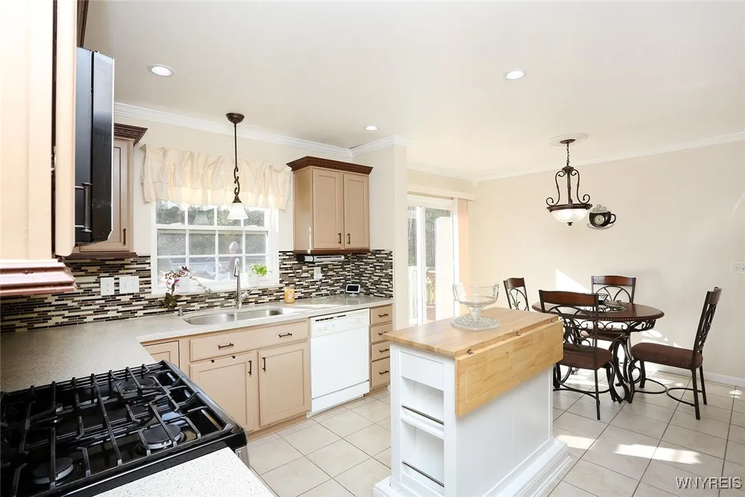 1649 Schoellkopf Road, Hamburg, New York 14085, Hamburg, New York 14085, 4 Bedrooms Bedrooms, 6 Rooms Rooms,2 BathroomsBathrooms,Residential,Closed,1649 Schoellkopf Road, Hamburg, New York 14085,0,B1574498