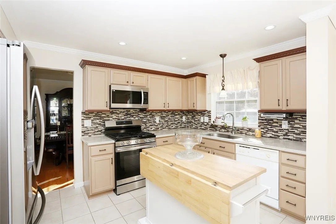 1649 Schoellkopf Road, Hamburg, New York 14085, Hamburg, New York 14085, 4 Bedrooms Bedrooms, 6 Rooms Rooms,2 BathroomsBathrooms,Residential,Closed,1649 Schoellkopf Road, Hamburg, New York 14085,0,B1574498