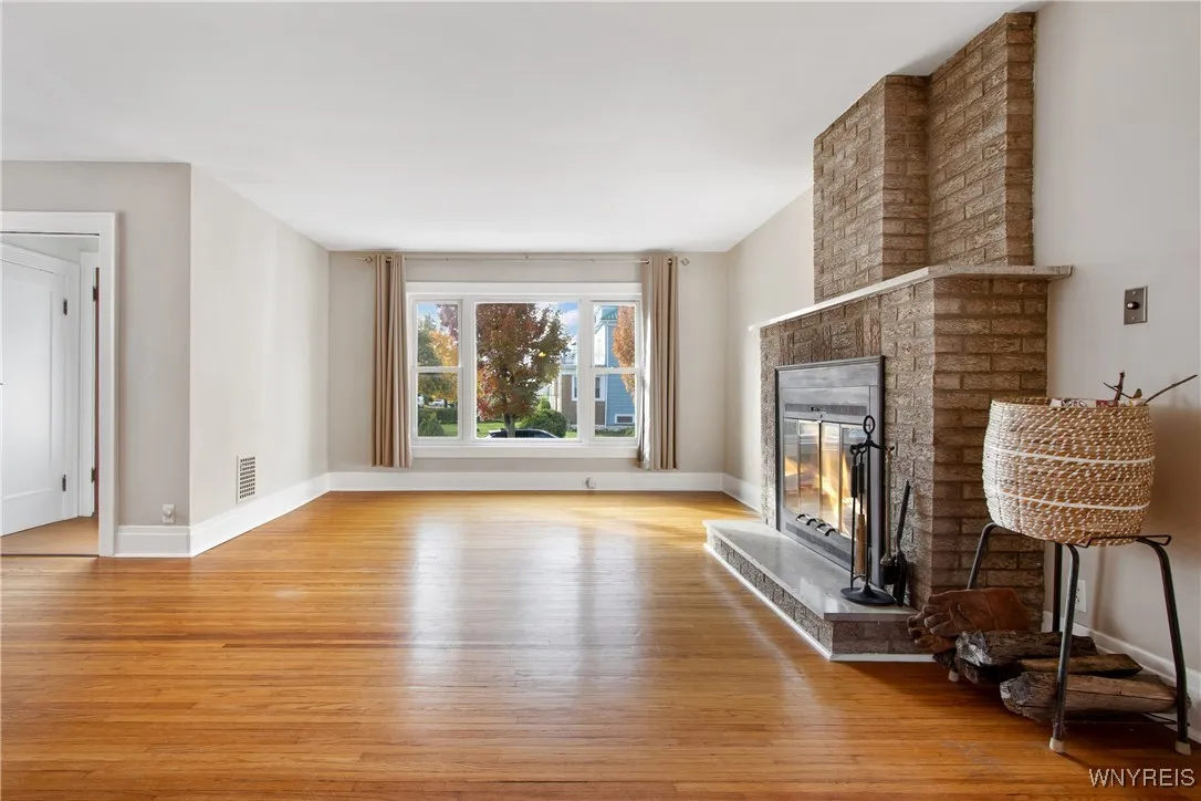spacious living rom, lovely WBFP