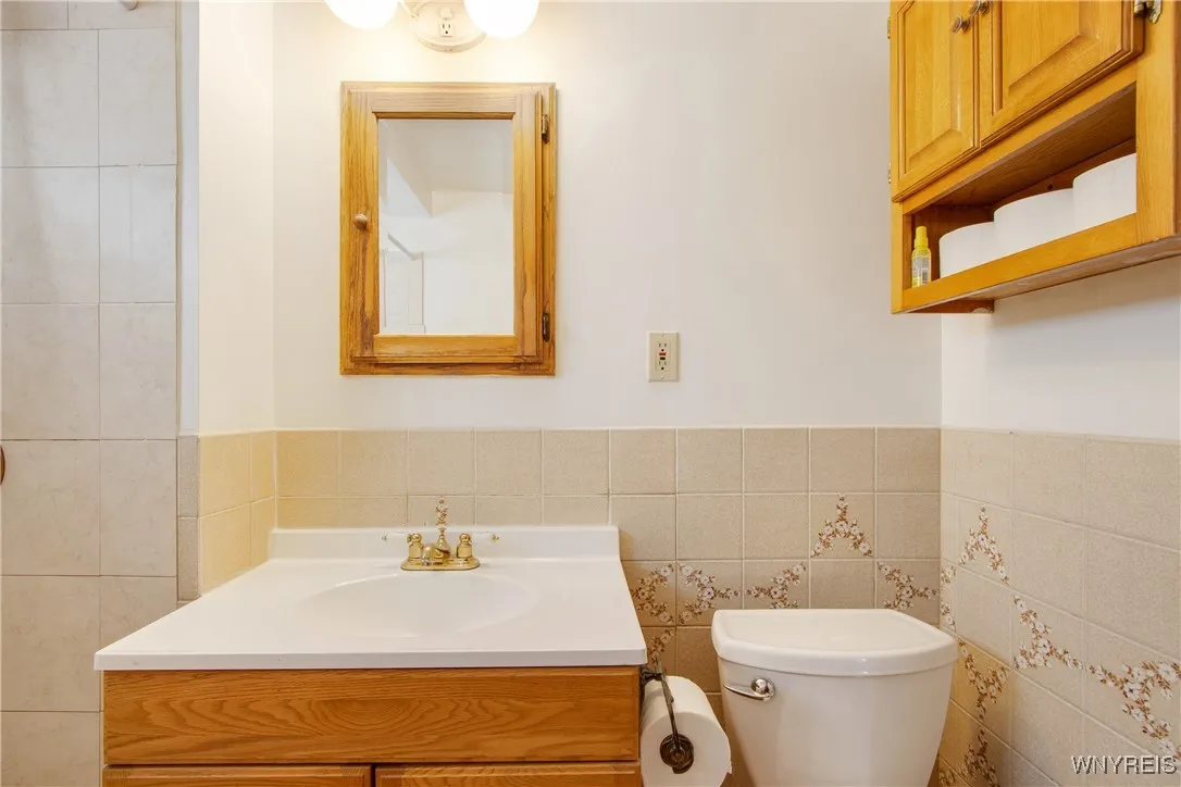 MAIN BATH FLOOR 2