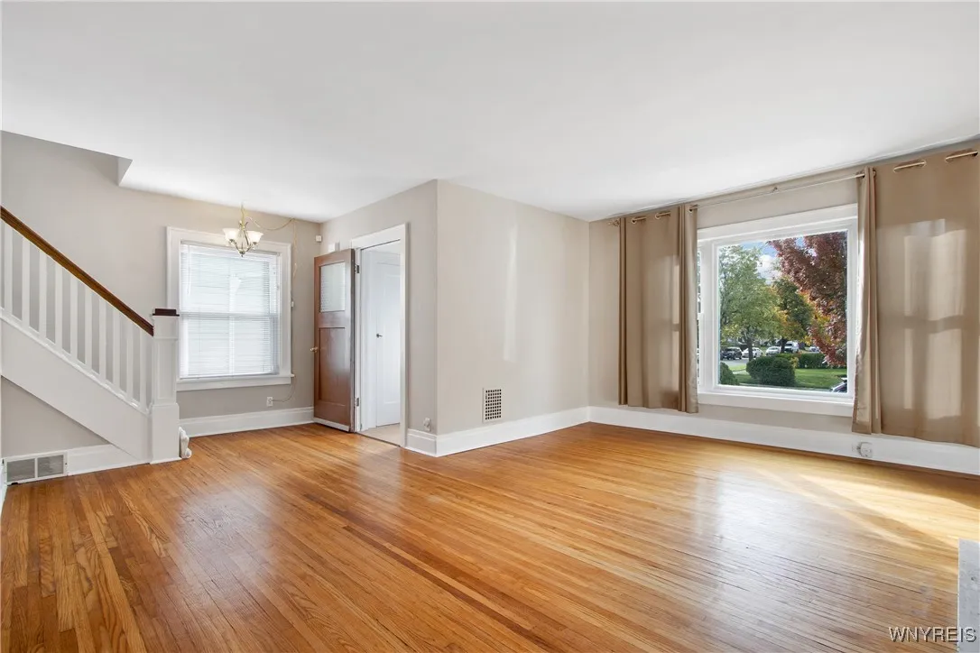 Living room (hardwood flooring)