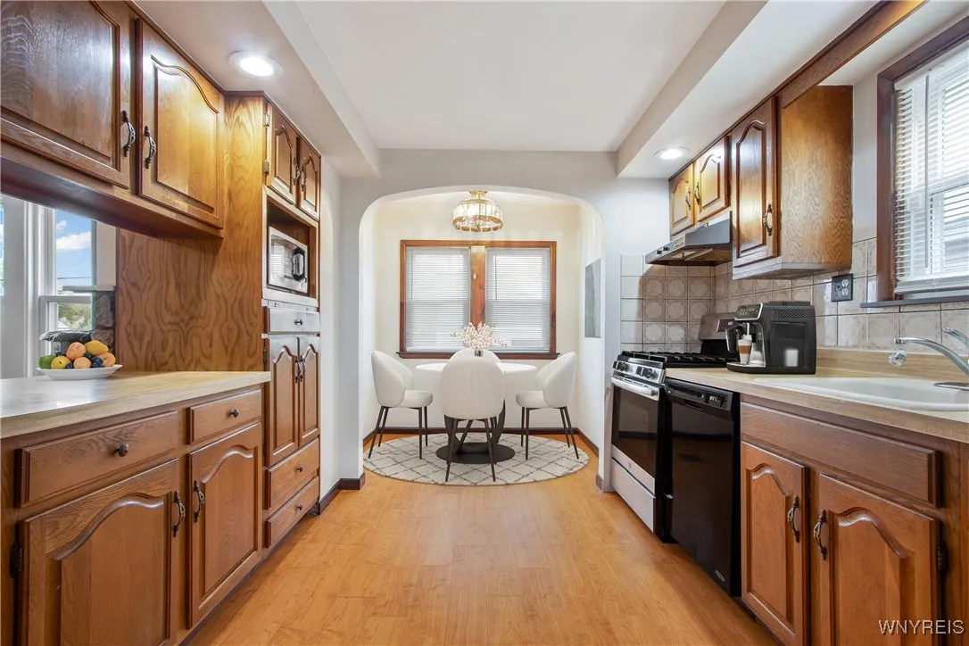 plenty of cabinets!
