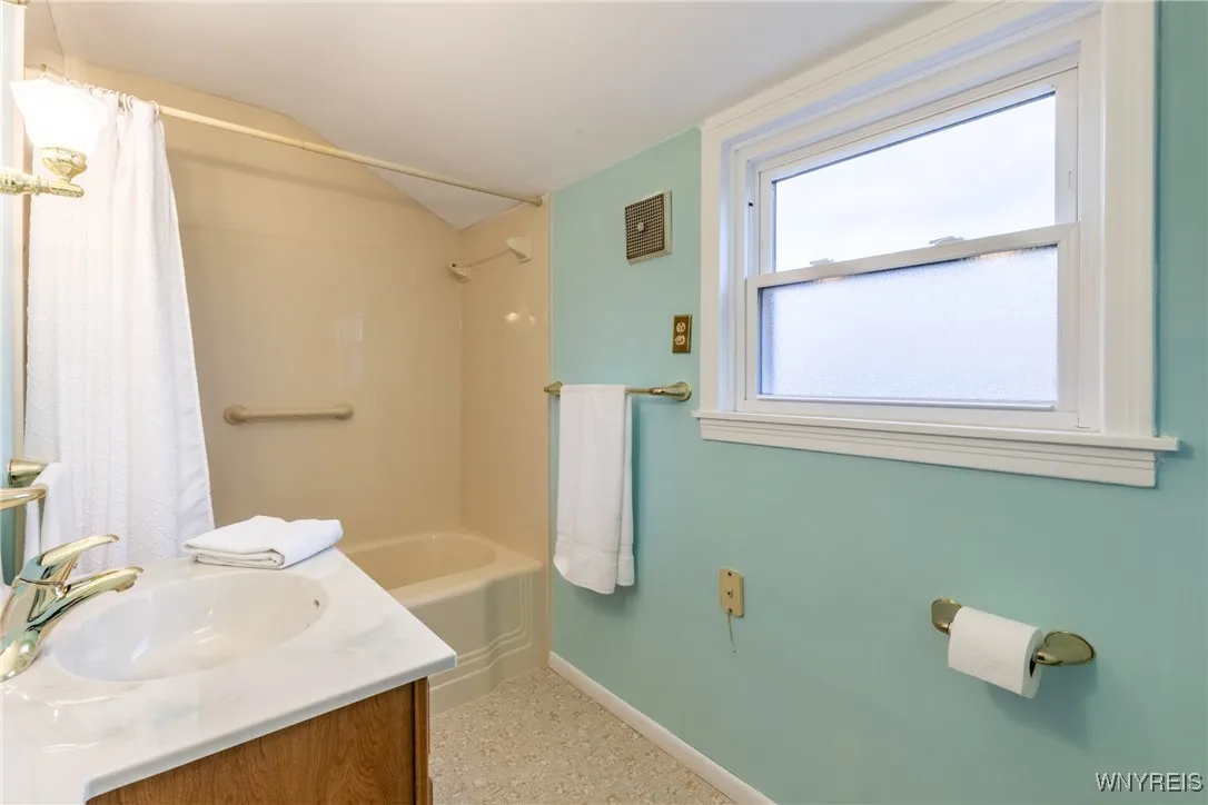Second floor full bathoom!