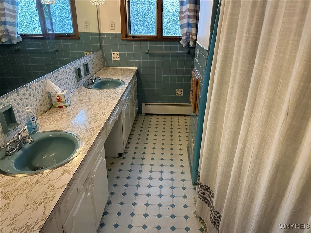 71 Curtis Parkway, Tonawanda-town, New York 14223, Tonawanda, New York 14223, 4 Bedrooms Bedrooms, 10 Rooms Rooms,2 BathroomsBathrooms,Residential,Closed,71 Curtis Parkway, Tonawanda-town, New York 14223,0,B1574793