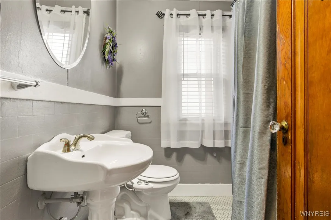 123 Esser Avenue, Buffalo, New York 14207, Buffalo, New York 14207, 2 Bedrooms Bedrooms, 5 Rooms Rooms,1 BathroomBathrooms,Residential,Closed,123 Esser Avenue, Buffalo, New York 14207,0,B1575307