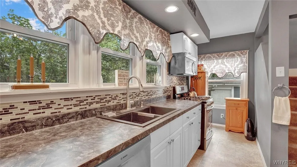 382 Spruce Street, North Tonawanda, New York 14120, North Tonawanda, New York 14120, 5 Bedrooms Bedrooms, 8 Rooms Rooms,2 BathroomsBathrooms,Residential,Closed,382 Spruce Street, North Tonawanda, New York 14120,0,B1575479