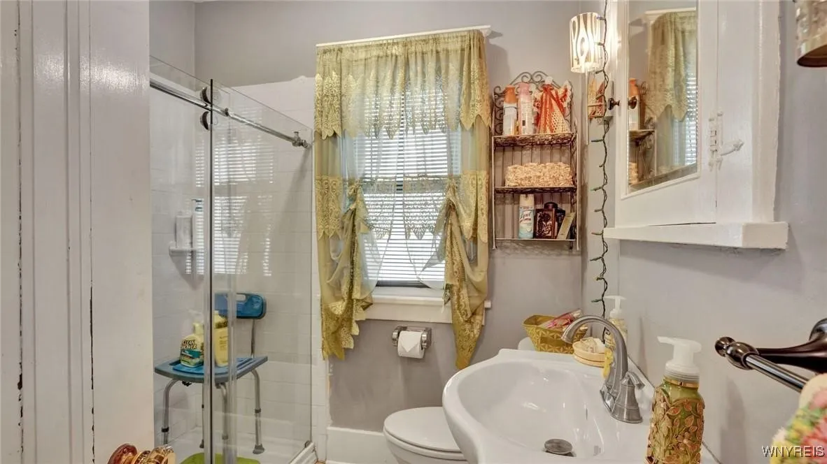 382 Spruce Street, North Tonawanda, New York 14120, North Tonawanda, New York 14120, 5 Bedrooms Bedrooms, 8 Rooms Rooms,2 BathroomsBathrooms,Residential,Closed,382 Spruce Street, North Tonawanda, New York 14120,0,B1575479