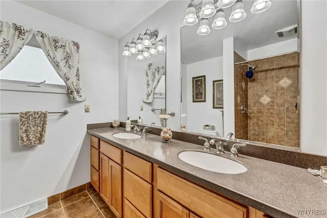 Double sinks in main bath