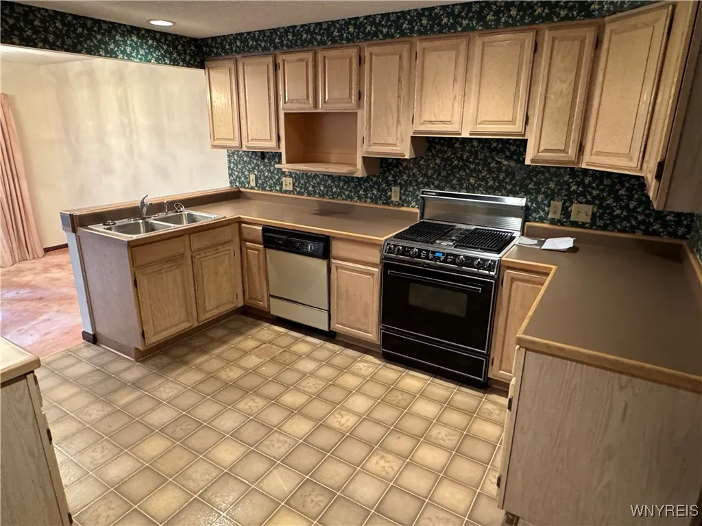 185 Bridle Path, Orchard Park, New York 14127, Orchard Park, New York 14127, 2 Bedrooms Bedrooms, 7 Rooms Rooms,1 BathroomBathrooms,Residential,Closed,185 Bridle Path, Orchard Park, New York 14127,0,B1575912