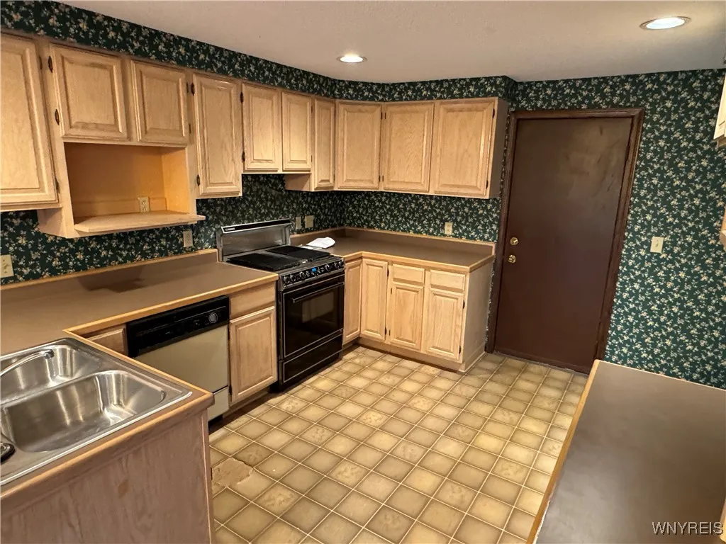 185 Bridle Path, Orchard Park, New York 14127, Orchard Park, New York 14127, 2 Bedrooms Bedrooms, 7 Rooms Rooms,1 BathroomBathrooms,Residential,Closed,185 Bridle Path, Orchard Park, New York 14127,0,B1575912