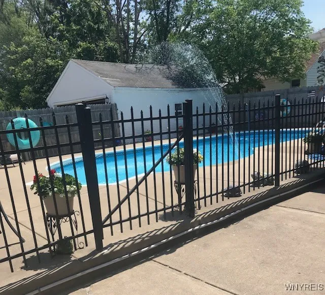 Fabulous 18 x 36 pool ! 3 1/2 to 6 1/2 deep