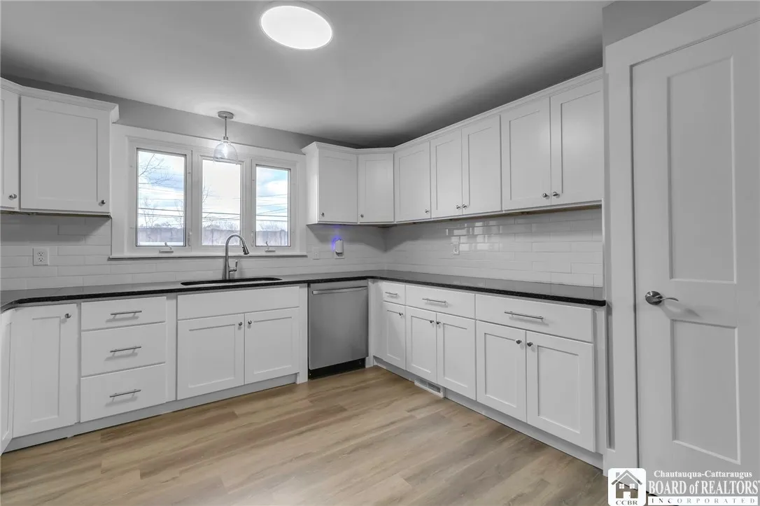 409 Lakewood Parkway, Amherst, New York 14226, Amherst, New York 14226, 3 Bedrooms Bedrooms, 7 Rooms Rooms,1 BathroomBathrooms,Residential,Closed,409 Lakewood Parkway, Amherst, New York 14226,0,R1576664