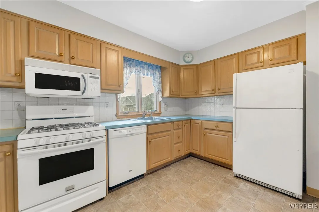 153 Parkwood Avenue, Tonawanda-town, New York 1421, Tonawanda, New York 14217, 3 Bedrooms Bedrooms, 8 Rooms Rooms,1 BathroomBathrooms,Residential,Closed,153 Parkwood Avenue, Tonawanda-town, New York 1421,0,B1576808