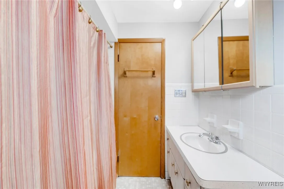 153 Parkwood Avenue, Tonawanda-town, New York 1421, Tonawanda, New York 14217, 3 Bedrooms Bedrooms, 8 Rooms Rooms,1 BathroomBathrooms,Residential,Closed,153 Parkwood Avenue, Tonawanda-town, New York 1421,0,B1576808
