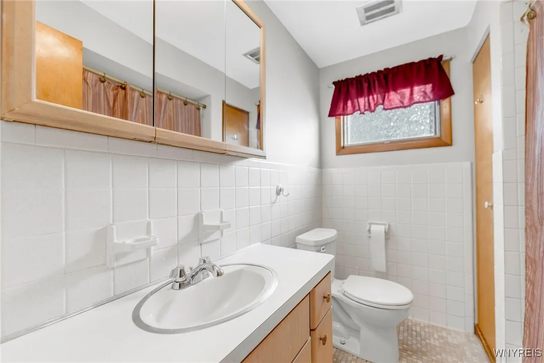 153 Parkwood Avenue, Tonawanda-town, New York 1421, Tonawanda, New York 14217, 3 Bedrooms Bedrooms, 8 Rooms Rooms,1 BathroomBathrooms,Residential,Closed,153 Parkwood Avenue, Tonawanda-town, New York 1421,0,B1576808